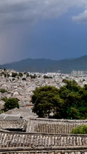 雷暴天气的丽江古城全景日专业延时视频