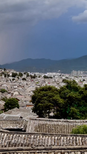 雷暴天气的丽江古城全景日专业延时33秒视频