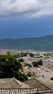 雷暴天气的丽江古城全景日专业延时视频