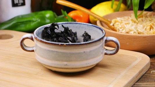 紫菜虾皮汤美食制作过程视频