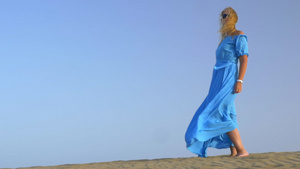 年轻金发女子身着蓝色长裙12秒视频