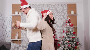 白种人夫妇在圣诞装饰的房间里玩乐25秒视频