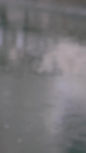 打在水面上的雨滴 合集下雨天61秒视频