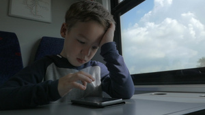 儿童乘火车旅行时玩耍16秒视频