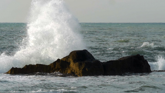 狂风大海以高飞溅的巨石粉碎岩石视频