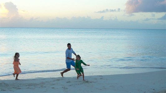 快乐的家庭在海滩上一起玩耍父亲和孩子在卡利比亚节日视频
