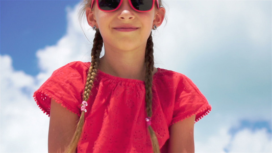 暑假时在海滩上画可爱小女孩的肖像慢动作视频