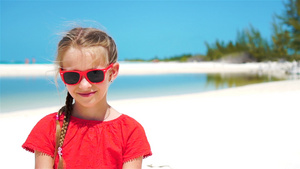 暑假时在海滩上画可爱小女孩的肖像慢动作21秒视频