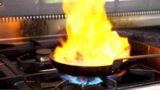 用大火在锅上煎一块牛肉肉视频