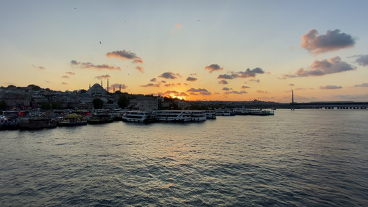 以美丽的金色时分日落光照亮鸟飞4公里在Bosphorus视频