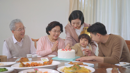 4K妈妈帮小朋友一起切生日蛋糕视频