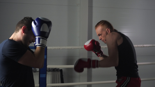 运动员在拳击场战斗的慢动作观视频