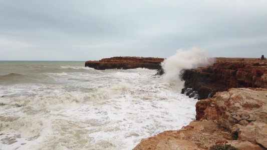 海浪运动冲撞岩石地平线水滩自然动力视频