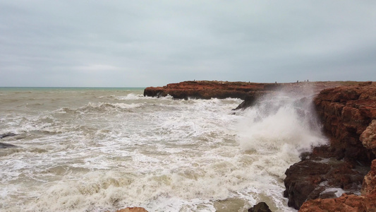 黑岩上4K的波浪破碎视频