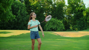 女孩手握着羽毛球的响声15秒视频
