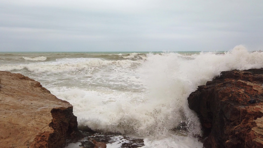 流过岩石表面的水和波浪正在产生白泡沫视频
