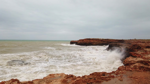 海浪撞击海岸浪花溅在石头上17秒视频