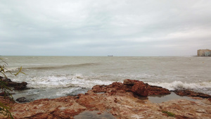 海上的暴风雨海浪冲向海岸海水喷洒13秒视频