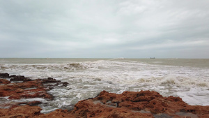 海上的暴风雨海浪冲向海岸海水喷洒15秒视频