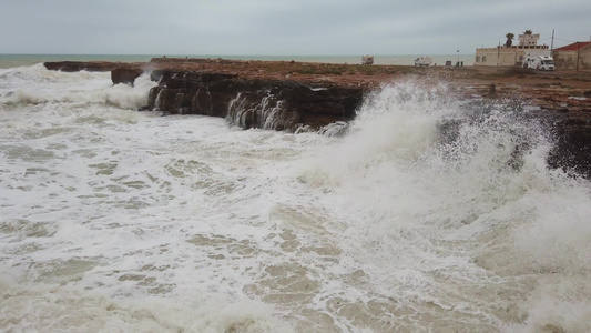 海浪在岩石上倾斜视频