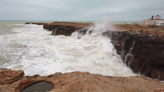 极端的波浪撞击海岸慢动大波浪视频