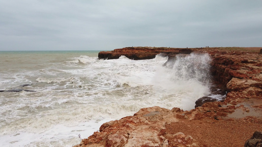 波光粼粼的海浪与岩石海浪溅在海岸岩石上海浪粉碎泡沫视频