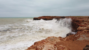 波光粼粼的海浪与岩石海浪溅在海岸岩石上海浪粉碎泡沫18秒视频