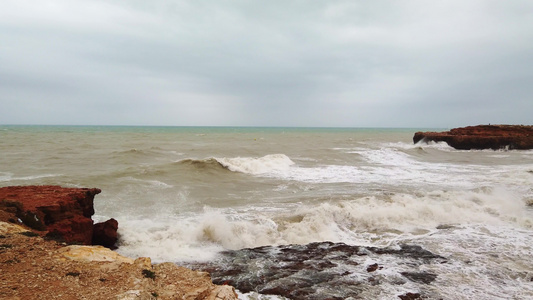 波光粼粼的海浪与岩石海浪溅在海岸岩石上海浪粉碎泡沫视频