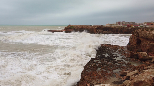沿着海岸线直冲高山岩石的巨浪视频