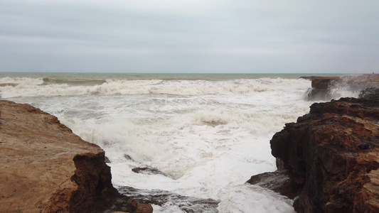 暴风海海浪冲向海边岩石的波浪视频