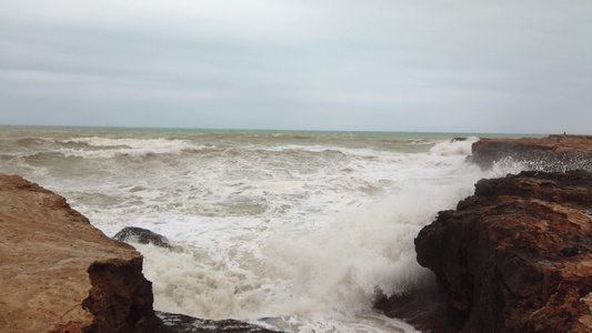 极端海浪对海洋岩石的慢慢潮动视频