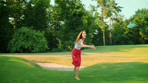 女人在绿草地玩飞盘11秒视频