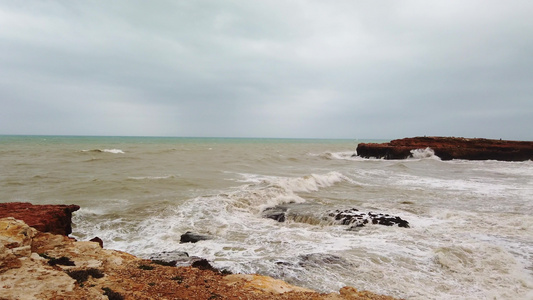 暴风雨前海浪正在冲入一个岛屿的岩石悬崖视频