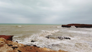 暴风雨前海浪正在冲入一个岛屿的岩石悬崖15秒视频