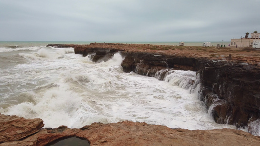在海岸线岩石上爆发的海浪高涨视频