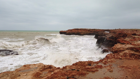 大浪冲击海岸大海浪巨浪冲破危险岩石的威力视频