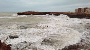 海浪撞击海岸浪花溅在石头上25秒视频