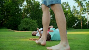 父亲和孩子们在公园里玩球24秒视频