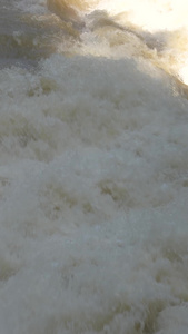 慢镜头升格拍摄湖北5A级旅游景区恩施利川腾龙洞地下瀑布浪花素材慢动作视频