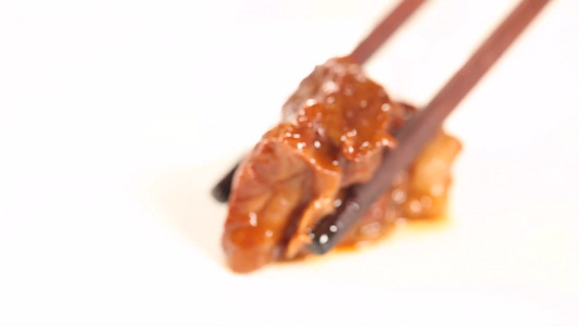 筷子夹起一块红酒牛肉视频