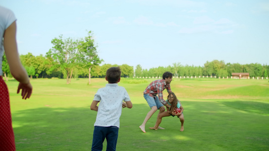 父亲和女儿在草地上玩耍视频