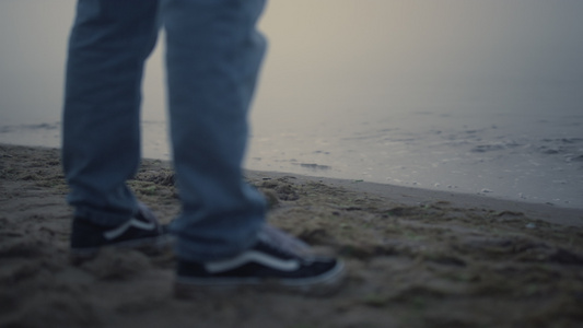 站在海滩上的家伙腿运动鞋视频