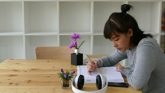 在学校学习的亚洲女孩女青少年学生在咖啡馆读书—教育视频