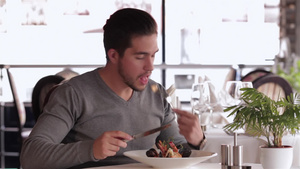 商人在餐馆吃沙拉10秒视频