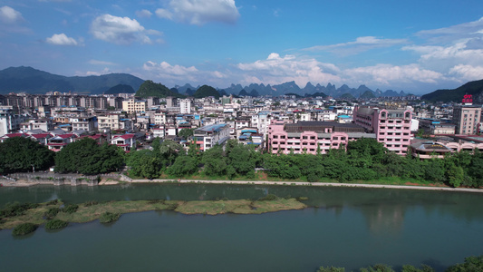 城市建筑和蓝天[碧空如洗]视频