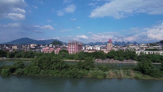 航拍城市建筑和蓝天[碧空如洗]视频