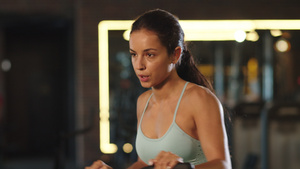 健身房运动妇女在健身房做心操15秒视频