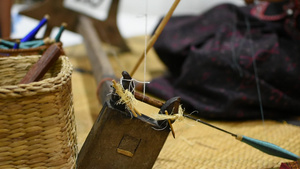 将丝织织成传统丝绸布11秒视频