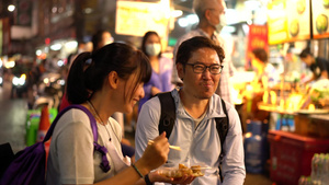 幸福的情侣在泰国吃街头食物11秒视频