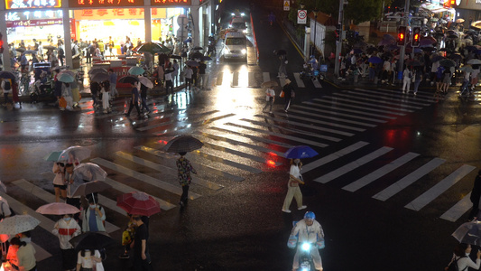 4K实拍雨夜斑马线上的行人合集视频